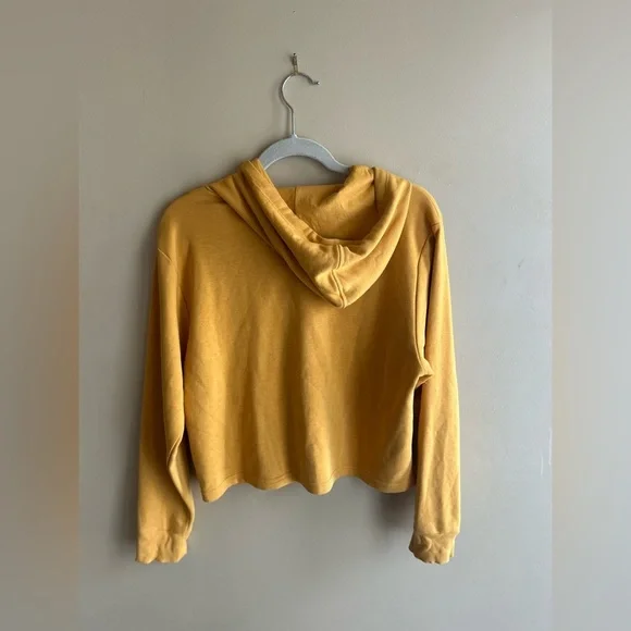 ✌️4 for $20✌️ Puma cropped sweatshirt - Picture 3 of 10